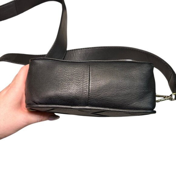 ASOS Design Black Leather Quilted Crossbody Camera Bag - Picture 3 of 8